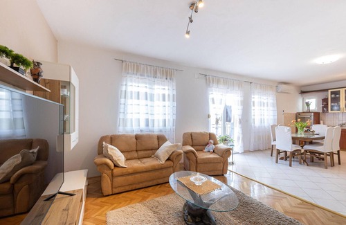 Neoric House | Relaxing Vacation Home with Pool in Split's Hinterland