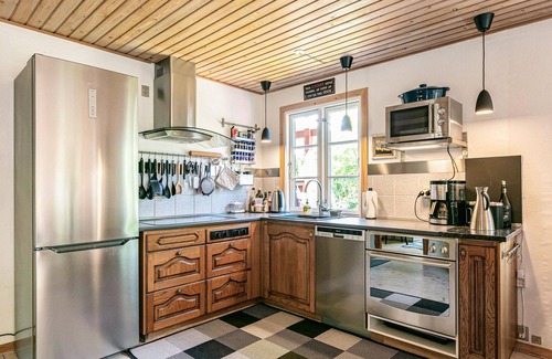 Bedegaard House | Cozy Family Getaway: Embrace Nature in a Red Wooden House