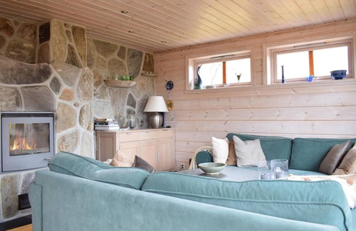Kvam House | Relaxing 5-Bedroom Retreat with Lake View in Norheimsund