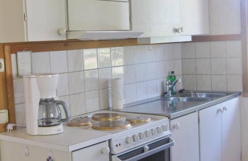 Nossebro House | Cozy 1 Bedroom Retreat with Spa & Lake Views in Nossebro