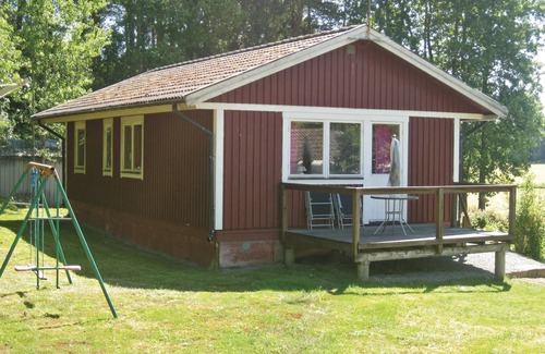 Nossebro House | Cozy 1 Bedroom Retreat with Spa & Lake Views in Nossebro