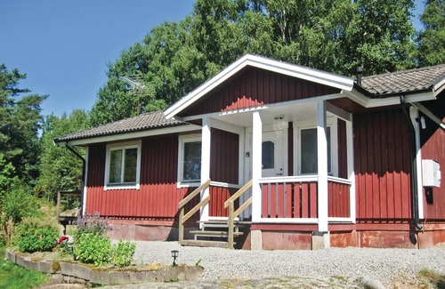 Nossebro House | Cozy 1 Bedroom Retreat with Spa & Lake Views in Nossebro