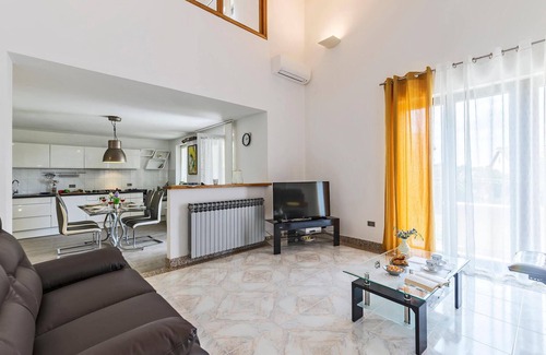 Pazin House | Inviting Holiday Home with Pool for Unforgettable Getaways