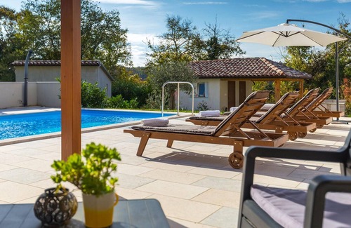 Beram House | Comfortable 3 Bedroom Retreat in Scenic Pazin with Pool