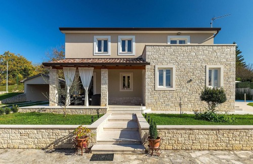 Beram House | Comfortable 3 Bedroom Retreat in Scenic Pazin with Pool