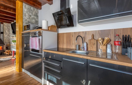 Perusic House | Charming Cottage Getaway with Pool and Lake Views