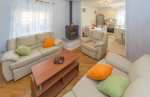Zupa dubrovacka House | Exceptional 3-Bedroom Oceanfront Retreat in Plat