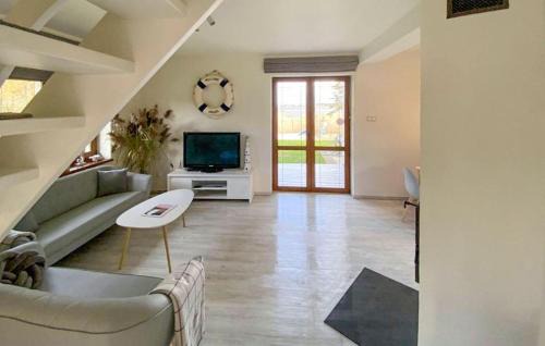 gmina Bedzino House | Inviting Retreat in Podamirowo with Scenic Lake Views