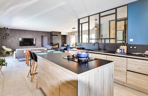 Pont-Eveque House | Family-Friendly Retreat with Private Pool & Nearby Activities