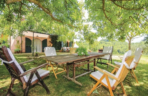 Pratella House | Spacious 5-Bedroom Getaway with Pool in Pratella CE