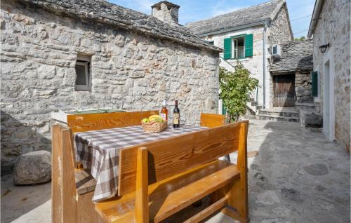 Primosten House | Cozy Home in Primosten with Kitchen for Family Getaways