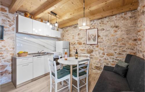 Primosten House | Cozy Home in Primosten with Kitchen for Family Getaways