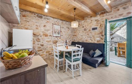 Primosten House | Cozy Home in Primosten with Kitchen for Family Getaways