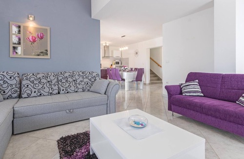 Muntic House | Relax and Unwind in Your Perfect Vacation Home Retreat