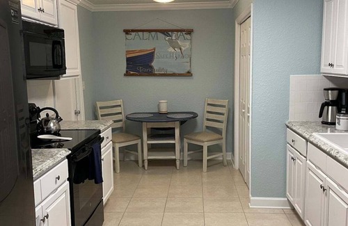 Tropic House | Tranquil Home Near the Beach with Oceanfront Amenities
