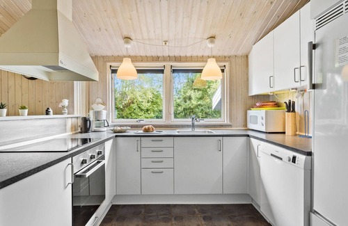 Spodsbjerg House | Explore a Cozy Wooden Holiday Home with Ocean Views