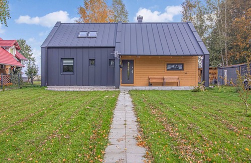Ilawa House | Cozy Cottage Retreat Steps from the Beautiful Lake