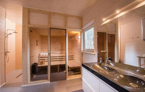 Ruhla House | Inviting Home in Ruhla with Kitchen for Family Fun