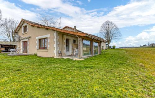 Scorbe-Clairvaux House | Pet-Friendly Home in Scorbé-Clairvaux with Wi-Fi