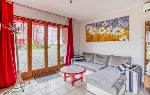 Scorbe-Clairvaux House | Pet-Friendly Home in Scorbé-Clairvaux with Wi-Fi