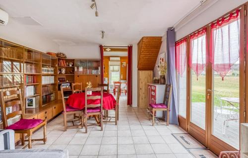Scorbe-Clairvaux House | Pet-Friendly Home in Scorbé-Clairvaux with Wi-Fi