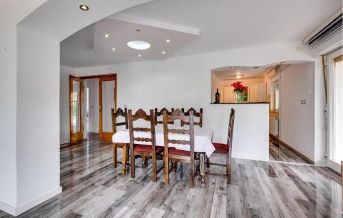 Kraljevec Sesvetski House | Cozy Retreat in Sesvete with Wi-Fi and Pool Access