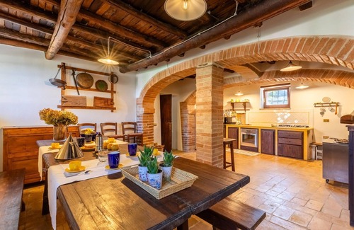 San Brizio House | Spoleto: 5 Bedroom Retreat with Pool and Spa Amenities