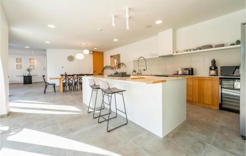 Srima House | Cozy Srima Retreat with Kitchen, Pool & Pet-Friendly Stay