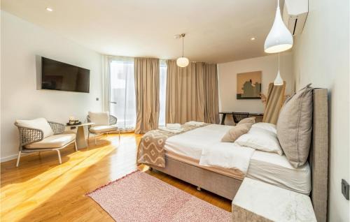 Srima House | Cozy Srima Retreat with Kitchen, Pool & Pet-Friendly Stay