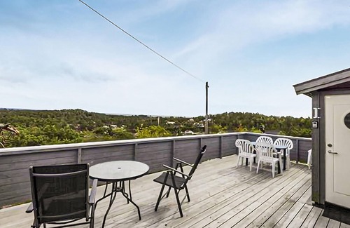 Bamble House | Seaside Cottage with Lake View and Family-Friendly Amenities