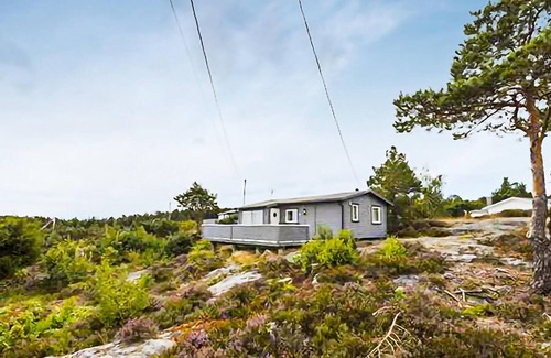 Bamble House | Seaside Cottage with Lake View and Family-Friendly Amenities
