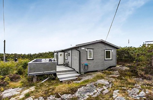 Bamble House | Seaside Cottage with Lake View and Family-Friendly Amenities