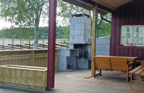 Steinkjer House | Idyllic Cottage Retreat by Lake Snåsavatnet with Spa