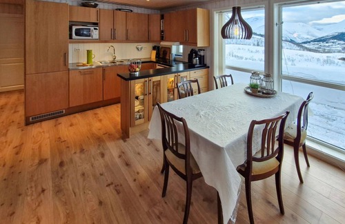Stordal House | Lake View 4-Bedroom Accommodation in Stordal