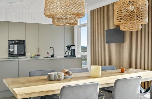 Skaven Strand House | Discover a Cozy Retreat with Lake Views and Spa Access