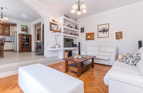 Tinj House | Relax and Unwind with Activities for All Ages