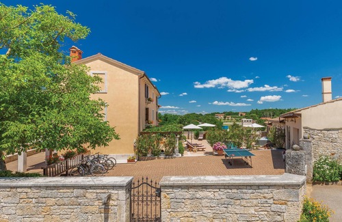 Tinjan House | Inviting 4 Bedroom Escape in Tinjan with Pool and Spa