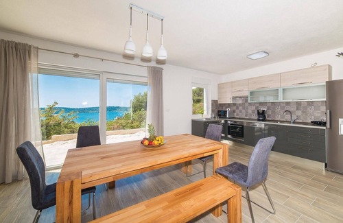 Trogir House | Spacious 6-Bedroom Retreat with Pool in Trogir