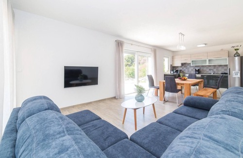 Trogir House | Spacious 6-Bedroom Retreat with Pool in Trogir