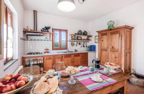 Varese Ligure House | Comfortable 2-Bedroom Stay in Varese Ligure - Pet Friendly