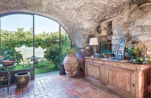 Varese Ligure House | Comfortable 2-Bedroom Stay in Varese Ligure - Pet Friendly