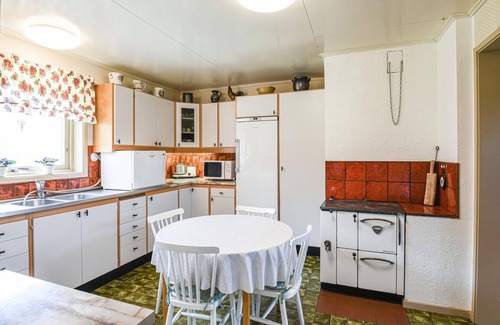 Grunnebo House | Cozy Cottage for Year-Round Getaways with Lake View & Spa