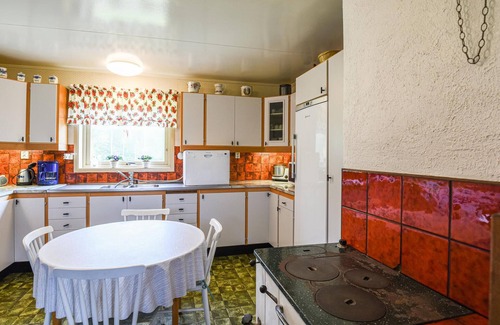 Grunnebo House | Cozy Cottage for Year-Round Getaways with Lake View & Spa