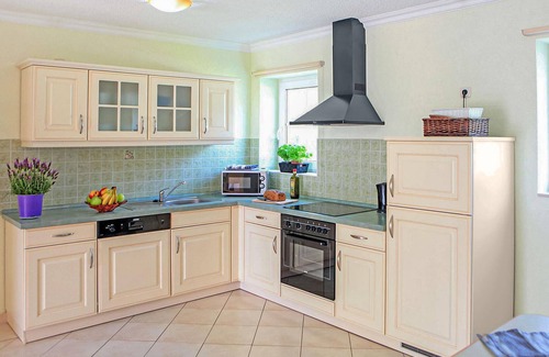 Verchen House | Comfortable 3 Bedroom Retreat with Lake View in Verchen