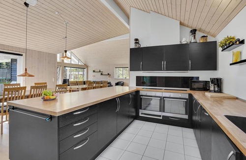 Hoensinge House | Beautifully Crafted Cottage with Oceanfront Views and Pool