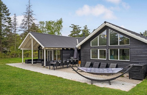 Hoensinge House | Beautifully Crafted Cottage with Oceanfront Views and Pool