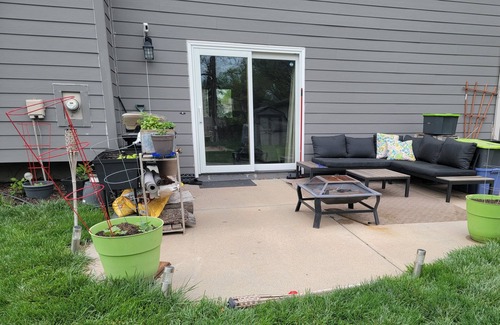 Elkhorn House | Inviting West Omaha Retreat with Pet-Friendly Amenities