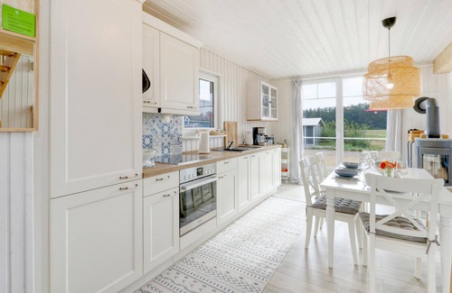 Wandlitz House | Pet-Friendly 2 Bedroom Retreat with Spa & Lake Views