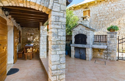 Modrusani House | Welcoming Getaway in Zminj with Family-Friendly Amenities
