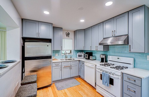 Highland Hills House | Family-Friendly Retreat in Lombard, Chicago Suburb - Sleeps 10